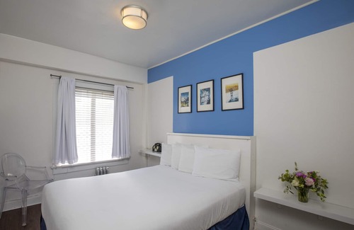 Civic Center Hotel | Economy Queen Room with Ensuite Bathroom