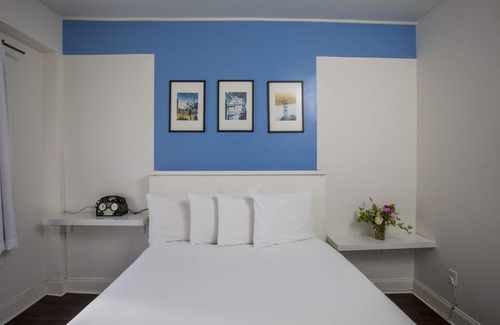 Civic Center Hotel | Economy Queen Room with Ensuite Bathroom
