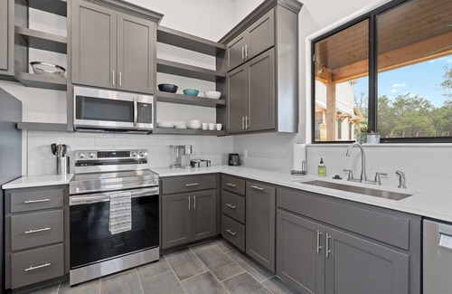 Fredericksburg House | Edge of Main 4- Vineyard Views!