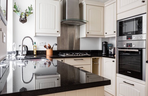 Campden Apartment | Edge Street IV by onefinestay