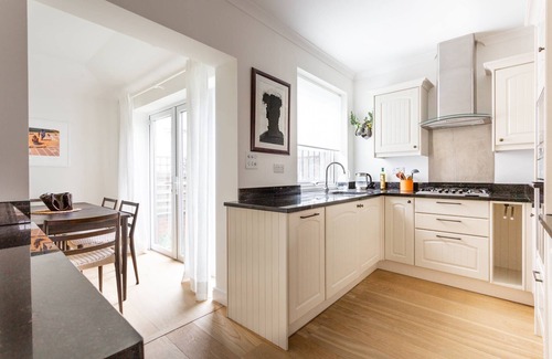 Campden Apartment | Edge Street IV by onefinestay