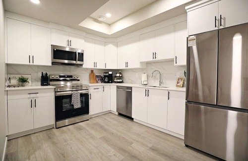 West Edmonton Apartment | Edgemont Getaway Suite | King Bed | Private Entry