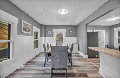 Detroit - Shoreway House | Edgewater Beach Haven - The Florence Nightingale (Only 1 room, not the entire house)