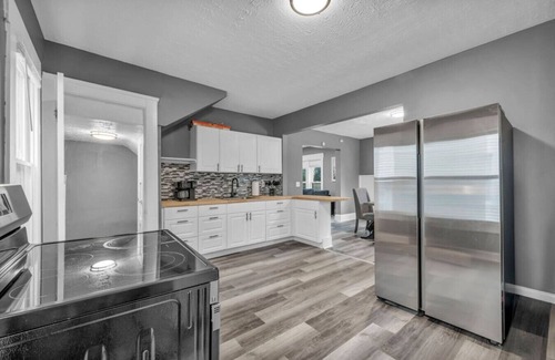 Detroit - Shoreway House | Edgewater Beach Haven - The Florence Nightingale (Only 1 room, not the entire house)