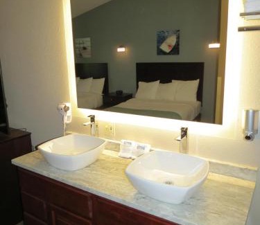 Put-in-Bay Hotel | Edgewater Hotel and Suites
