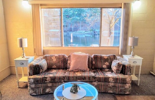 Mid America House | Edgewater Resort on Lake Hamilton