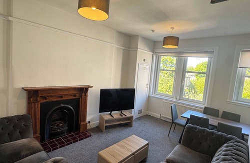 Slateford Apartment | Edinburgh Duplex Sleeps 11.