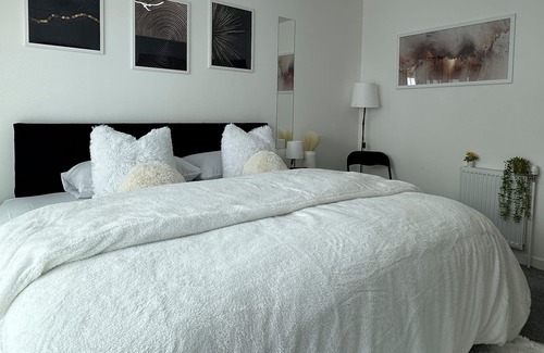Dunbar Apartment | Edinburgh Luxurious/ Cozy Spacious Bedroom Superking Size bed