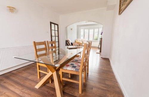 Kidbrooke with Hornfair House | EEJs Grand 5 Bed Home- London, Greenwich