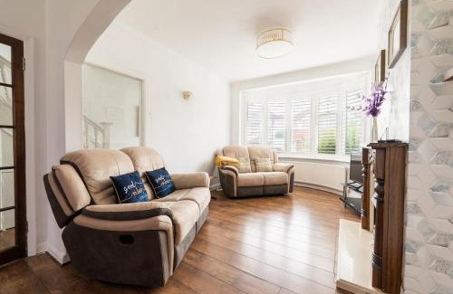 Kidbrooke with Hornfair House | EEJs Grand 5 Bed Home- London, Greenwich