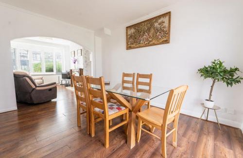 Kidbrooke with Hornfair House | EEJs Grand 5 Bed Home- London, Greenwich