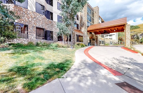 Crested Butte Apartment | Efficient Mountain Escape W/Murphy Bed, Shared Pool, Slope Access & Kitchenette