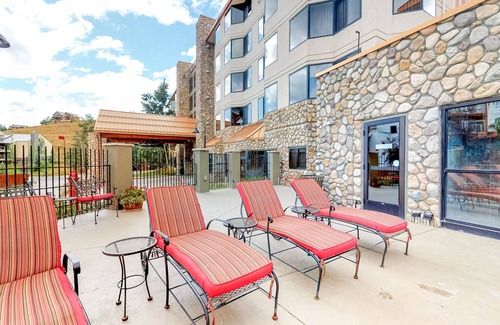 Crested Butte Apartment | Efficient Mountain Escape W/Murphy Bed, Shared Pool, Slope Access & Kitchenette