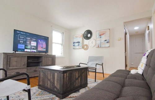 Eggertsville Apartment | Eggert - Lower · 2BR apartment near UB, Niagara Falls & Buffalo