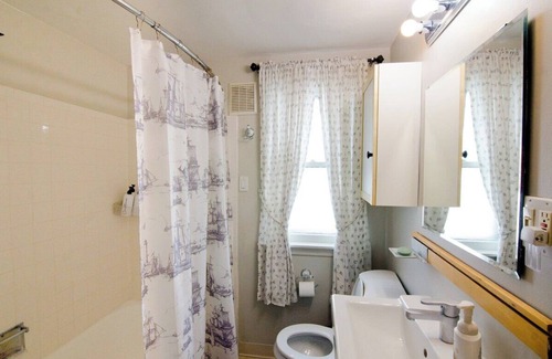 Eggertsville Apartment | Eggert - Lower · 2BR apartment near UB, Niagara Falls & Buffalo