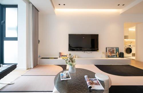 Huangpu Apartment | EHUB - Super Luxury Apt at the Bund Area with Big Balcony, Surrounded by Shopping & Dining