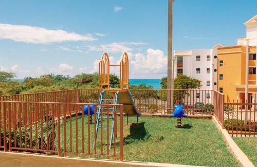 El Combate House | El Combate Oceanview Condo with Pool and Smart TV