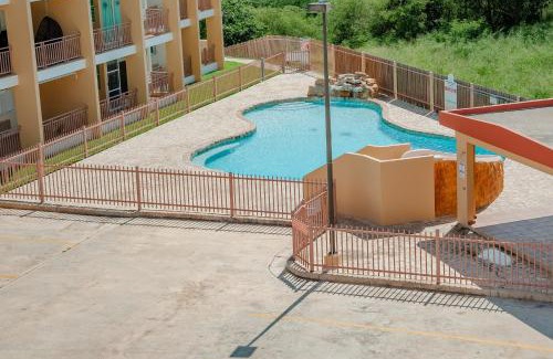 El Combate House | El Combate Oceanview Condo with Pool and Smart TV