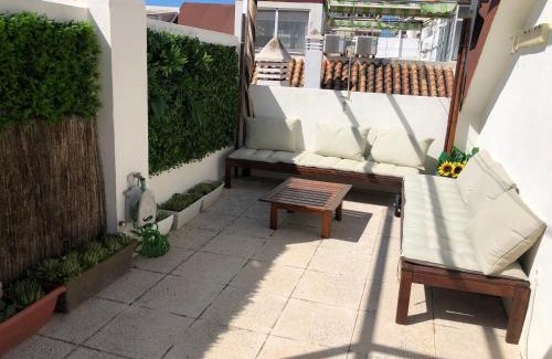 Torremolinos City Centre House | El Cortijuelo. Magnificent triplex terraced house with rooftop of 18m2, overlooking the sea. Parking