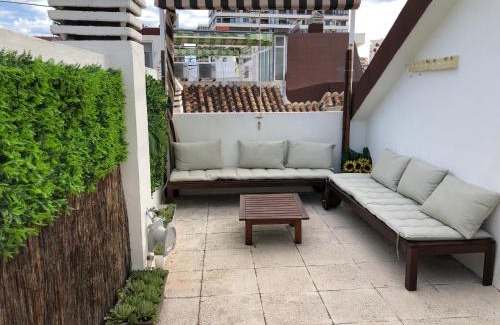 Torremolinos City Centre House | El Cortijuelo. Magnificent triplex terraced house with rooftop of 18m2, overlooking the sea. Parking