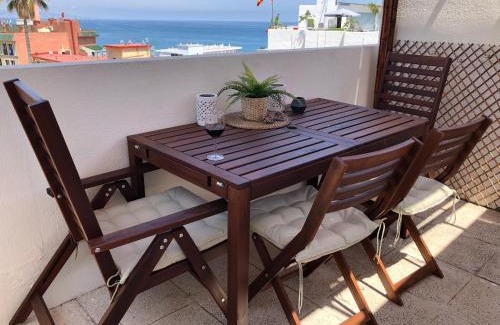 Torremolinos City Centre House | El Cortijuelo. Magnificent triplex terraced house with rooftop of 18m2, overlooking the sea. Parking