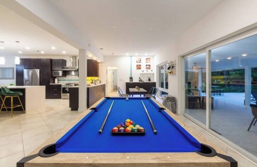 North Miami Beach House | El Jardín Sleeps 11 Heated Pool Hot Tub Aventura