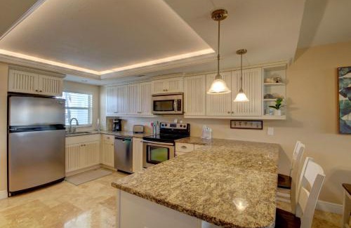 Fort Walton Beach House | El Matador 318 - Walk right out to the pool and the beach!