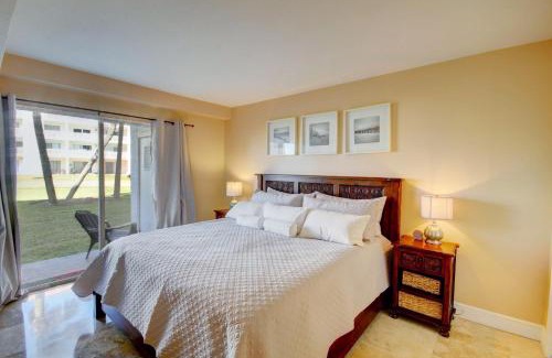 Fort Walton Beach House | El Matador 318 - Walk right out to the pool and the beach!
