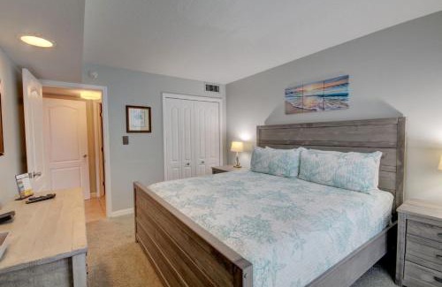 Fort Walton Beach House | El Matador 415 - Walk right out to the pool and the beach!
