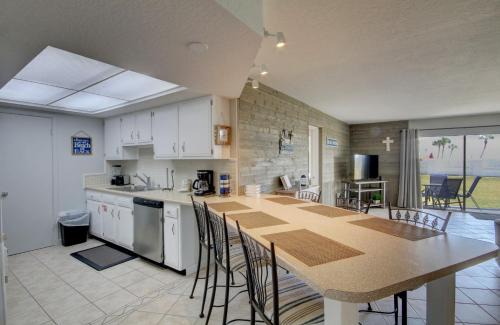 Fort Walton Beach House | El Matador 415 - Walk right out to the pool and the beach!