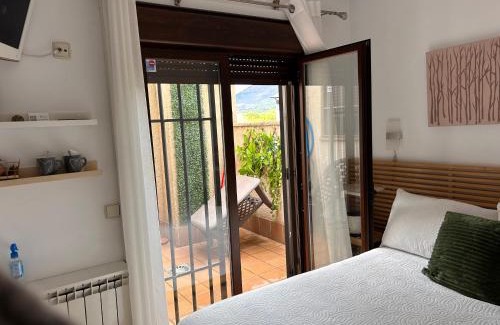 Lozoyuela Bed & Breakfast | El Mondalindo Habitación intima con patio