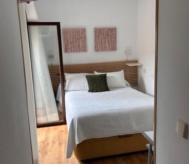 Lozoyuela Bed & Breakfast | El Mondalindo Habitación intima con patio