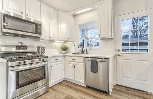 Broadmoor House | El Sereno Ascent! Pet-Friendly Executive Home
