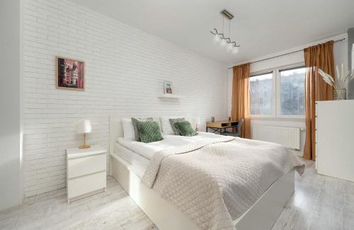 Srodmiescie Apartment | Elegancki Apartament we Wrocławiu Blisko Parku i Rzeki z Klimatyzacją w Salonie i Biurkiem by Noclegi Renters