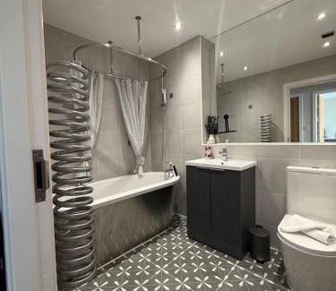 Cardiff City Centre Apartment | Elegant 1 Bed with free parking