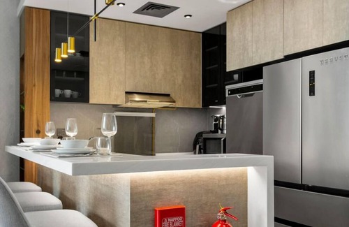 Jumeirah Lake Towers Apartment | Elegant 1-Bedroom with Stunning Lake View in JLT
