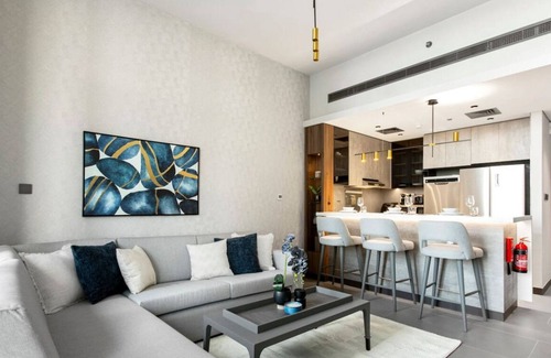 Jumeirah Lake Towers Apartment | Elegant 1-Bedroom with Stunning Lake View in JLT