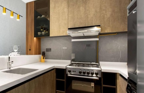 Jumeirah Lake Towers Apartment | Elegant 1-Bedroom with Stunning Lake View in JLT