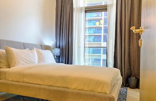 Sheikh Zayed Road Apartment | Elegant 1-BR Near Burj Khalifa