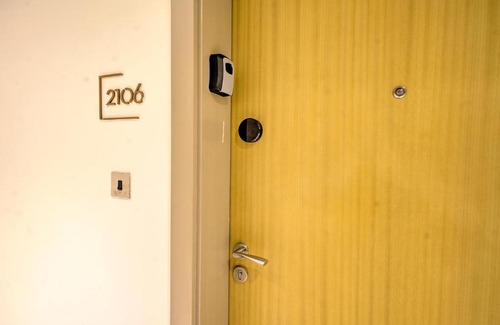 Sheikh Zayed Road Apartment | Elegant 1-BR Near Burj Khalifa