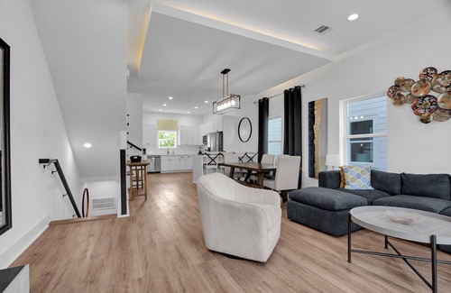 Northside House | Elegant 1BR in Renowned Black House, Independence Heights Houston Oasis