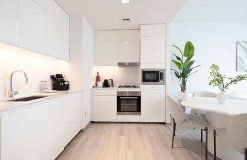Ras Al Khor Industrial Area Apartment | Elegant 1BR with Skyline View in Creek Harbour