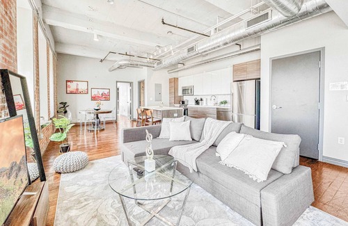 Downtown Dallas Apartment | Elegant 2BD | DT Dallas | Sleeps 4 | Free Parking
