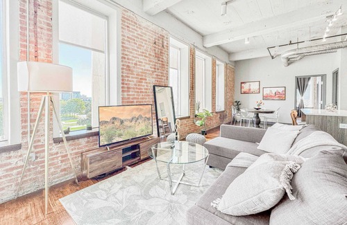 Downtown Dallas Apartment | Elegant 2BD | DT Dallas | Sleeps 4 | Free Parking
