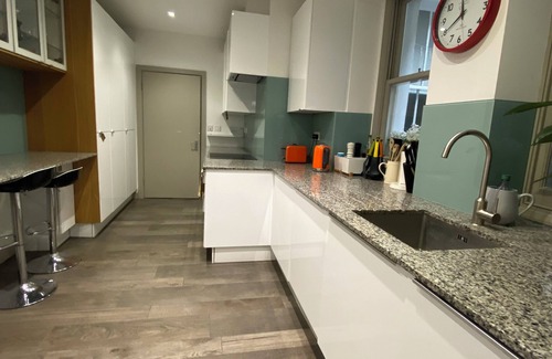 Campden Apartment | Elegant 2BD Flat, 5 Mins to Kensington Gardens