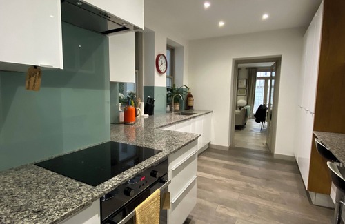 Campden Apartment | Elegant 2BD Flat, 5 Mins to Kensington Gardens