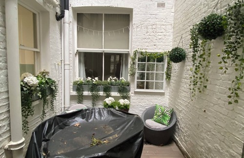 Campden Apartment | Elegant 2BD Flat, 5 Mins to Kensington Gardens