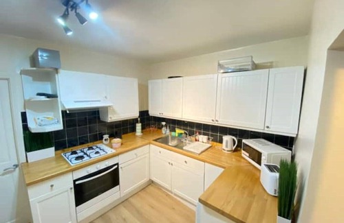 Falconwood and Welling Apartment | Elegant 2BR 5G Wi-Fi Netflix Parking Garden 4 Beds