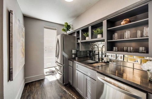 Old East Dallas Condo | Elegant 2BR condo with dual king suites, private patio, and access to resort-style pool and wellness amenities in Dallas’s coveted Lakewood neighborhood.
