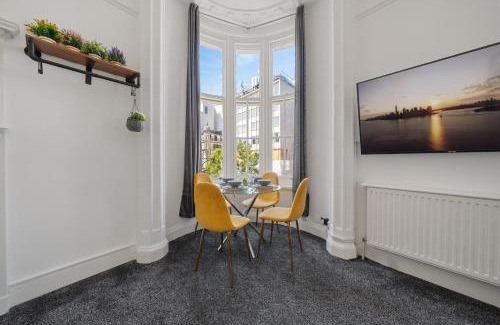 City of Westminster Apartment | Elegant 3 Bedroom Apartment on Oxford Street Luxury Living in Central London 2GC